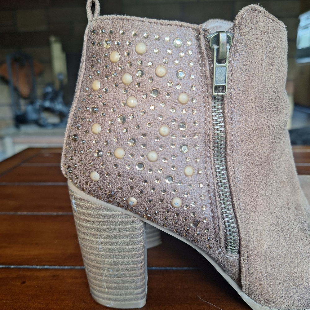 Maurices Brandy Gold Studded Stacked Heel Bootie 7.5M - Picture 4 of 11